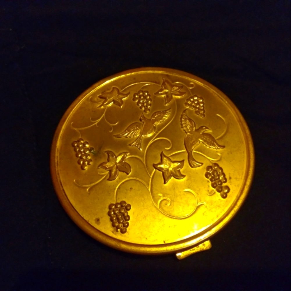 Vintage makeup compact